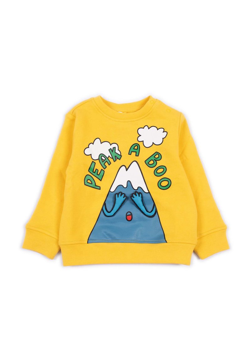 Felpa gialla con un grafico di montagna con una vetta blu, mani che coprono gli occhi e nuvole. Il testo recita "PEAK A BOO" in verde.