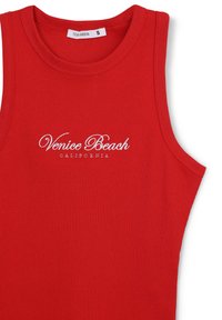 Top in tessuto a costine rosso con ricamo bianco che presenta il testo "Venice Beach" e "California". Progettato con un alto collo e senza maniche.