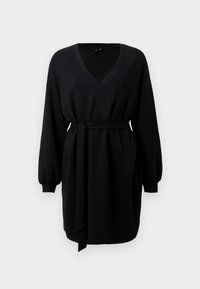 Vestido negro de manga larga con escote en V, puños elásticos y un cinturón a juego, hecho de una tela suave y texturada.