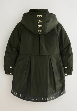Abrigo acolchado de color verde oscuro con capucha, que presenta letras doradas "BAKER" en la parte posterior y el dobladillo, botones a presión plateados y un diseño plisado en la parte trasera.