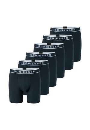 Set di sei boxer da uomo neri marchio Schiesser con fascia elastica bianca in vita e scritta del logo.