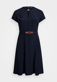 Abito blu navy a lunghezza ginocchio con maniche corte, scollo a keyhole e cintura marrone. Realizzato in materiale morbido, con tasche laterali e vestibilità sartoriale.