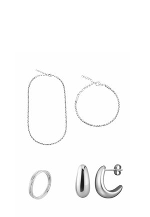 Ensemble de bijoux en argent comprenant un collier à chaîne rectangulaire, un bracelet torsadé, une bague en fil de fer et deux paires de boucles d'oreilles polies de différentes formes.