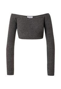 Grauer, gerippter, verkürzter Pullover mit langen, schulterfreien Ärmeln. Der Stoff ist texturiert und weich, hat ein tailliertes Design und einen schlichten Ausschnitt.
