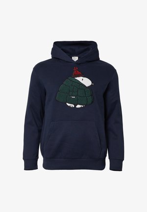 Sweat à capuche bleu marine avec une poche avant, des poignets côtelés et une application texturée représentant un personnage enveloppé dans une couverture verte avec un chapeau rouge.