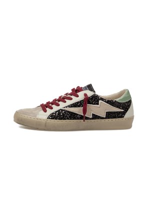 Zapatilla con parte superior de purpurina multicolor, con un diseño en zigzag en blanco y negro, cordones burdeos, acento en el talón de color verde claro, suela de goma.