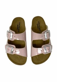 Sandali in pelle sintetica rosa con due fibbie regolabili in argento, punta rotonda e soletta imbottita beige con il nome del marchio impresso all'interno.