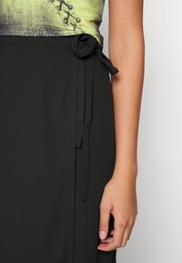 Monki Saia evasé - black dark