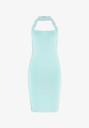 Robe moulante bleu ciel à col licou avec bretelles en dentelle et fermeture à pince dorée dans le dos au niveau de l'encolure.