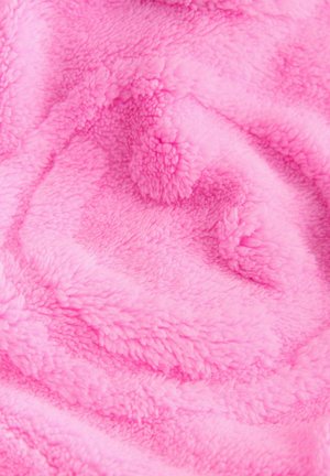 Pătură roz pufoasă cu o suprafață moale, texturată, având un model în formă de spirale. Materialul pare pufos și confortabil.