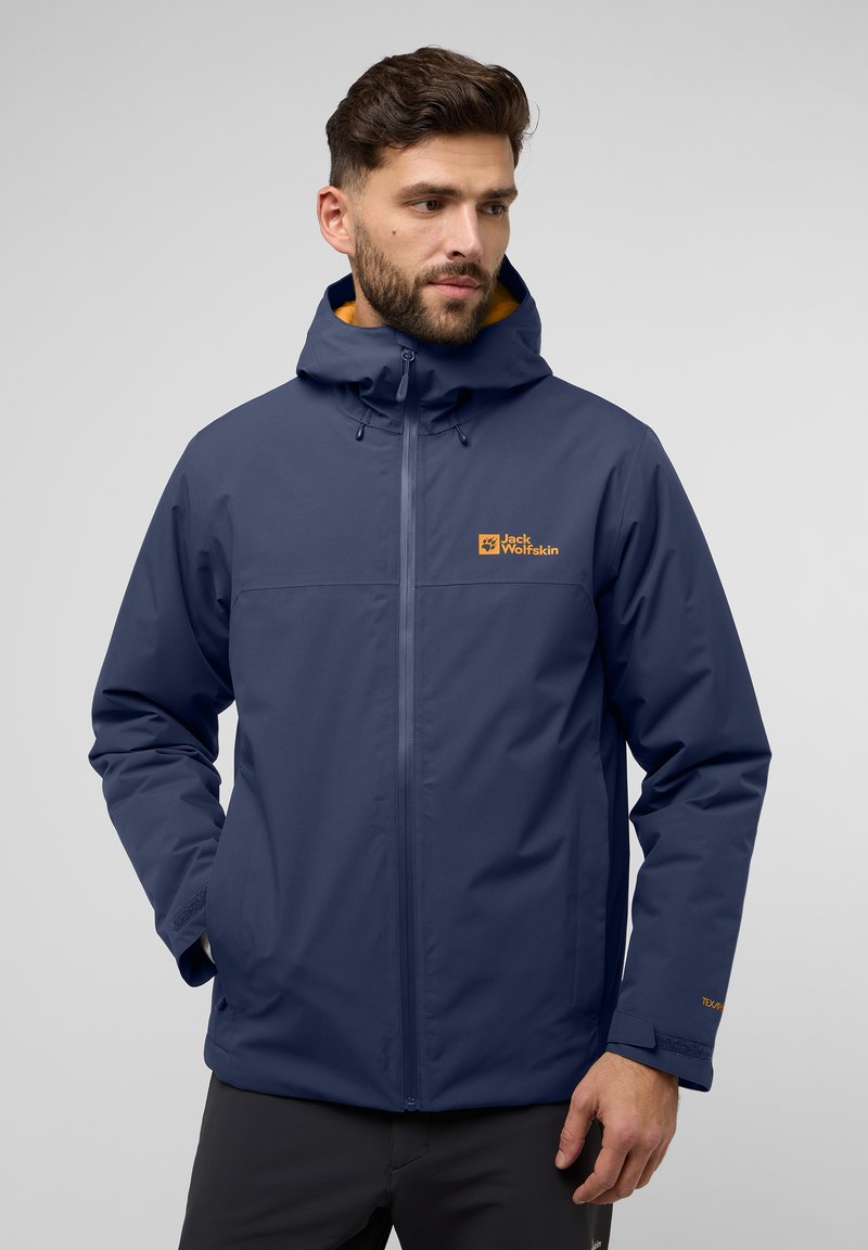 Veste imperméable navy avec capuche, dotée d'une doublure intérieure jaune et d'un logo orange, tissu texturé et fermeture à glissière sur le devant.