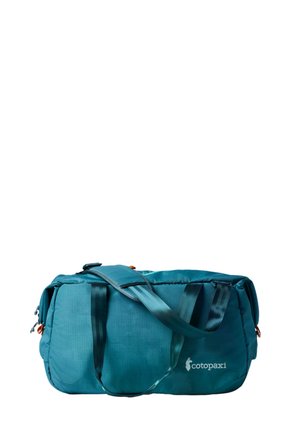 Bolsa de viaje Cotopaxi color verde azulado con doble asa para llevar y correa de hombro ajustable, hecha de tela ripstop con cierre de cremallera.