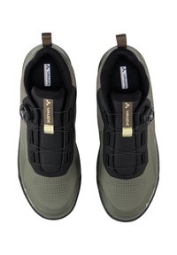 Chaussures de sport vertes et noires en matériaux synthétiques et en maille, dotées d'un système de fermeture à molette, de semelles en caoutchouc et de détails texturés.