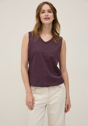 Sømløs lilla stribet top med V-udskæring, parret med lyse beige bukser. Stoffet har en glat tekstur og en afslappet pasform.