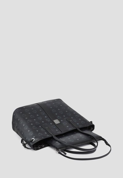 Schwarze Leder-Shopper-Tasche mit durchgehendem Logoprint, doppelten Griffen und einer abnehmbaren, mit Reißverschluss versehenen Innentasche, auf einem hellen Hintergrund dargestellt.