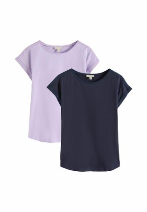 Două tricouri cu mânecă scurtă și guler rotund, unul mov deschis și unul bleumarin închis, afișate pe o suprafață plană pe un fundal alb.