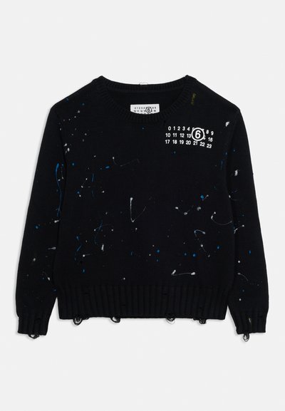 Μαύρο πλεκτό πουλόβερ με φθαρμένες άκρες, σχέδια με πιτσιλιές μπογιάς και λευκό αριθμητικό τύπωμα κοντά στον αριστερό ώμο.