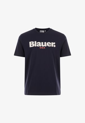 Camiseta de manga corta azul marino con el texto impreso "Blauer." en blanco y "USA" en rojo en el centro frontal.