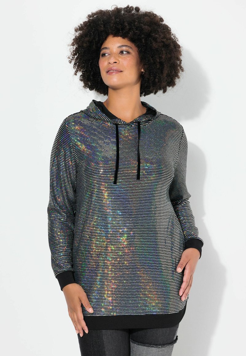 Zwarte hoodie met iriserende pailletten, voorzien van een trekkoord, lange mouwen en geribbelde manchetten. Glad textuur met kleurrijke reflecterende patronen.