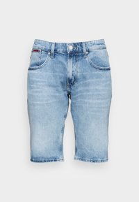 Svetle modré džíny šortky s předními kapsami, poutky na opasek, zapínáním na knoflík a jemným vyblednutím na stehnech na jednoduchém bílém pozadí.