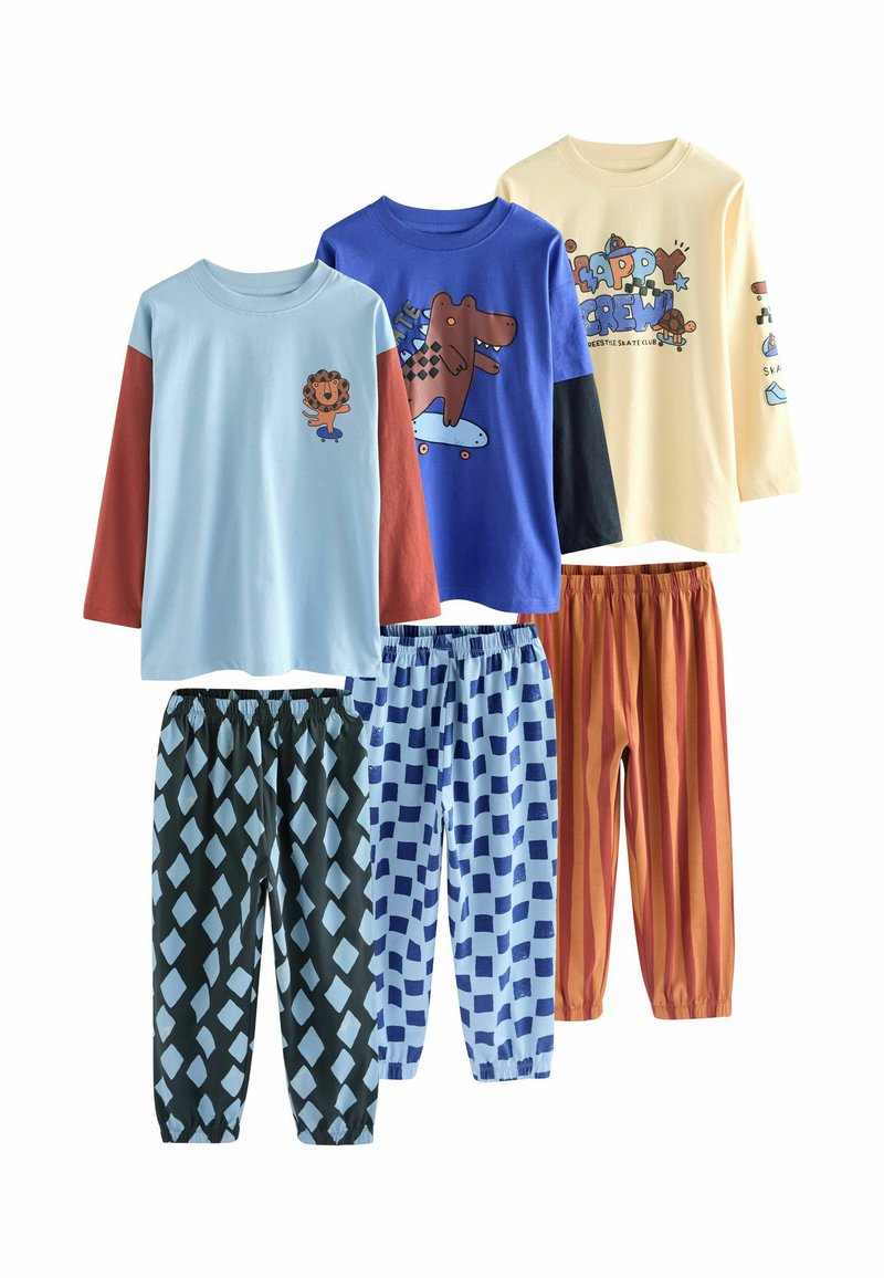 Set van kinderpajama's met drie shirts met lange mouwen in verschillende kleuren en patronen, gecombineerd met een broek met patronen in bijpassende tinten.