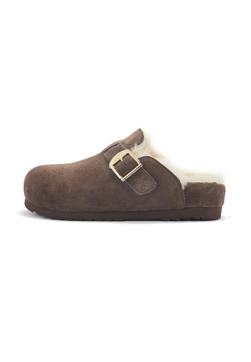 Sabot en cuir suédé marron avec doublure en fourrure, bout rond, sangle à boucle réglable et semelle en caoutchouc texturée. Design simple avec une couleur neutre.