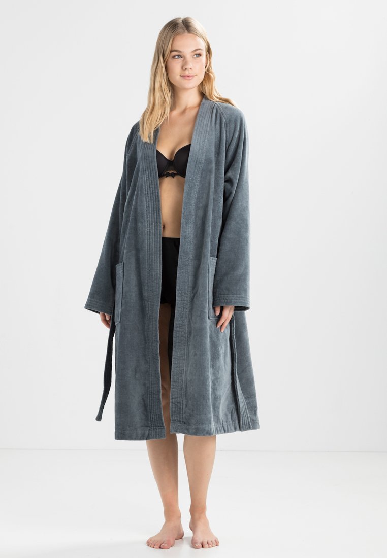 robe blanche broderie