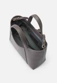 Bolsa de couro cinza com duas alças superiores, uma textura suave e um interior espaçoso com um bolso com zíper e um forro de tecido cinza.