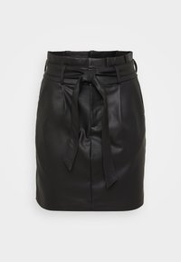 Μαύρη δερμάτινη μίνι φούστα με ψηλή μέση, διαθέτει ζώνη με κόμπό μπροστά και λεία υφή. Μινιμαλιστικός σχεδιασμός χωρίς επιπλέον μοτίβα.