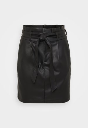 Minifalda de cuero negro con cintura alta, que presenta un cinturón de lazo en la parte delantera y una textura suave. Diseño minimalista sin patrones adicionales.