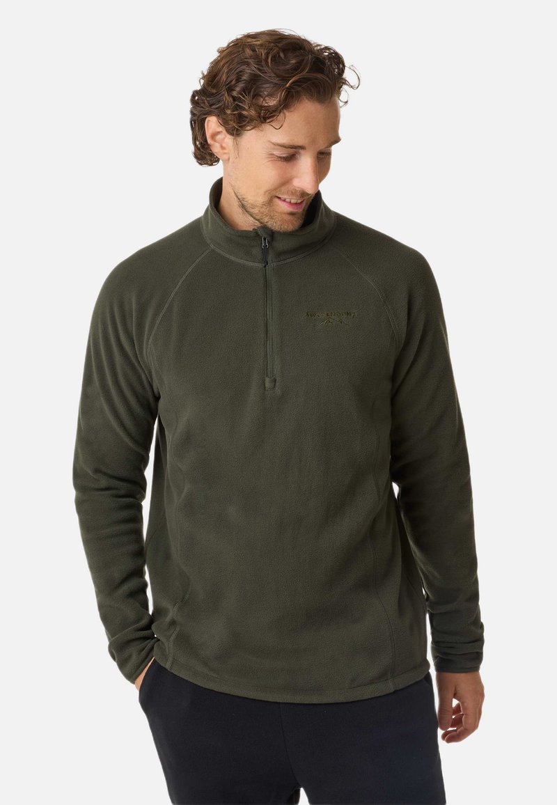 Olivgrön fleece-pullover med dragkedja i mock neck och långa ärmar. Har en slät textur och diskret branding på bröstet.