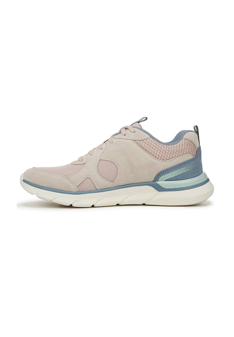 Scarpa sportiva rosa chiaro realizzata in una combinazione di suede e mesh, con un accento blu sul tallone. Suola in gomma con grip testurizzato.