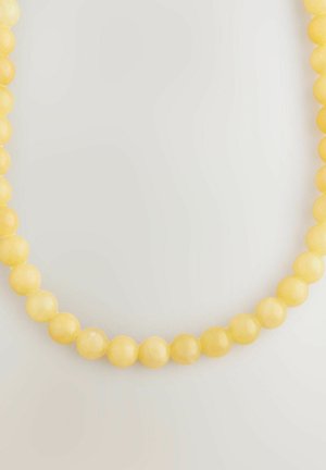 Gelbe Perlenhalskette mit glatten, runden Perlen und glänzender Oberfläche, die in einer durchgehenden Schnur auf einem neutralen Hintergrund angeordnet sind.