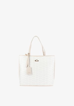 Bolso tote blanco con textura, asas beige, pequeño logo dorado y etiqueta beige colgante, diseñado para uso diario.