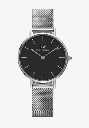 Fekete számlapos óra ezüst órakorongokkal és mutatókkal, rozsdamentes acél hálós pánttal, kerek tokban, a 3 órás pozícióban helyezett koronával.