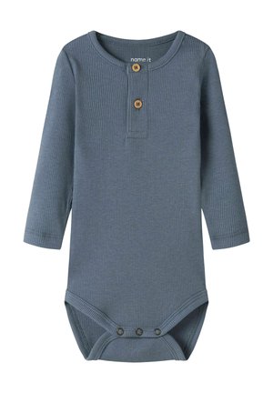 Plavi bebi bodi s rebrastim uzorkom i dugim rukavima, s dva drvena gumba na prsima i tri kopče na zakopčavanju u preponama.