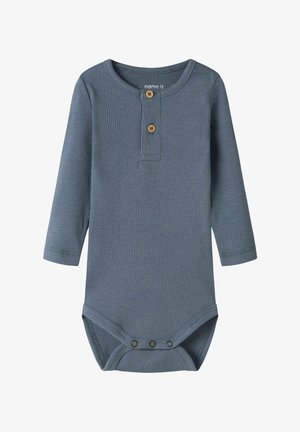 Hosszú ujjú, bordázott kék baba body két fa gombbal a mellrészen és három patenttal az ágyékrésznél.
