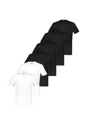 Fem ensfarvede bomulds-T-shirts med rund hals, to hvide foran efterfulgt af tre sorte, arrangeret i en forskudt række på hvid baggrund.