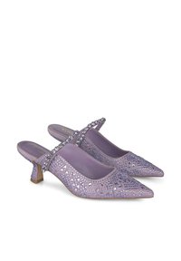 Scarpe con tacco slingback in lavanda con punta affusolata, decorate con strass e motivi a intaglio; dotate di un tacco a blocco basso e una finitura testurizzata.