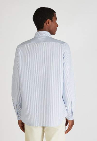 Camicia a maniche lunghe a righe blu chiaro e bianche, in cotone, vista posteriore, con colletto classico e polsini abbottonati, vestibilità comoda.