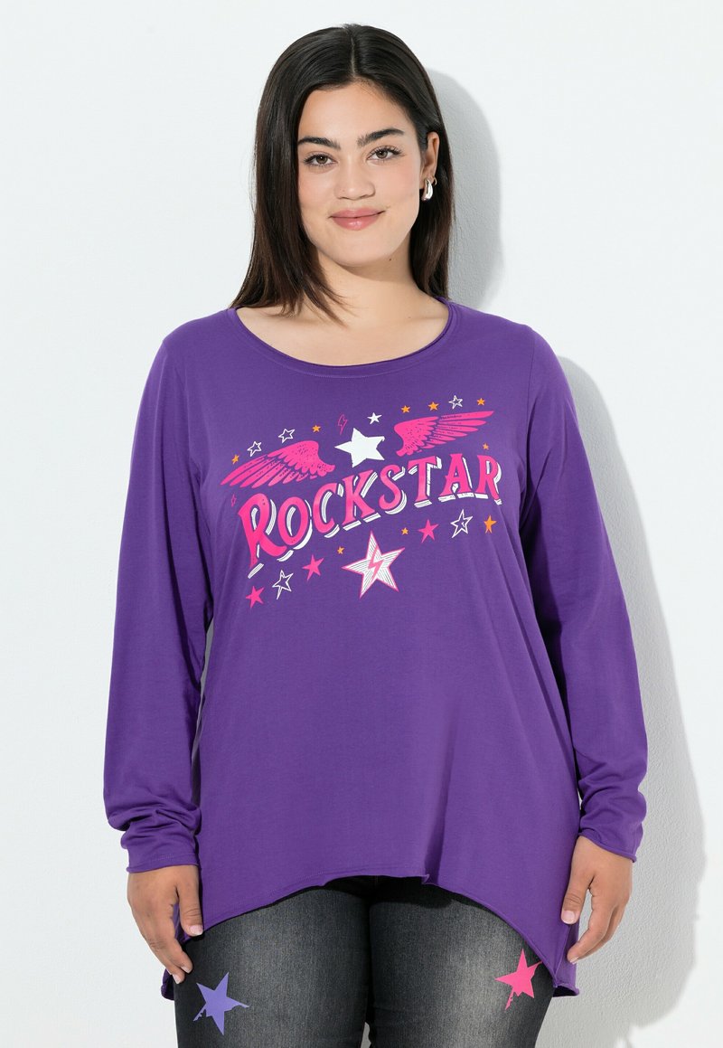 Lilla langærmet T-shirt med en "ROCKSTAR" grafik med vinger, stjerner og farverige detaljer. Blødt stof med et buet kantdesign.