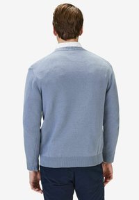 Ljusblå tröja med ribbat avslut och ärmslut. Har en klassisk krage och strukturerad stickad material. Enkel, ren design.