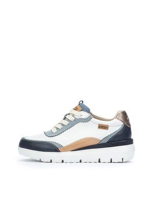 Sneaker en cuir avec un dessus blanc, un capuchon de orteil et un talon bleu marine, des accents bleu clair, un panneau latéral beige et une semelle épaisse blanche.