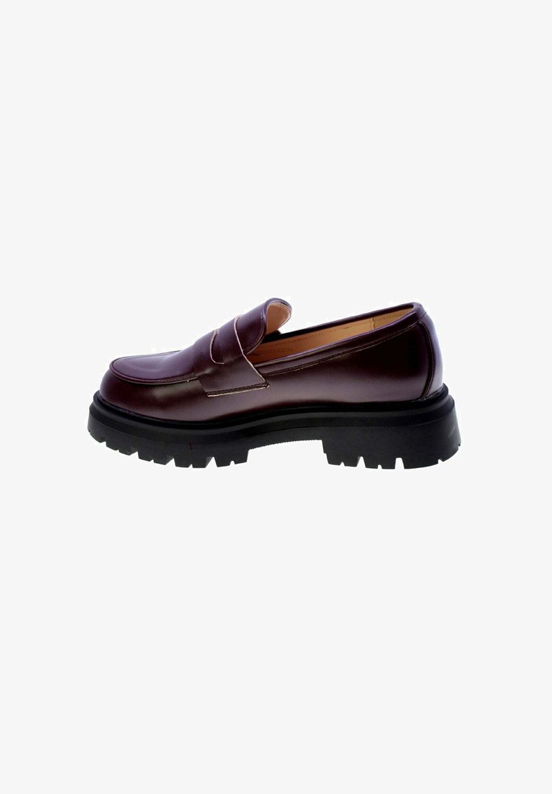 Loafer en cuir bordeaux foncé avec une couture surélevée et un design courbé. Semelle en caoutchouc noir épais avec un motif texturé pour une meilleure adhérence.