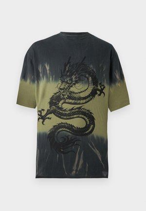 T-shirt à manches courtes avec un dégradé noir et vert olive et un grand motif de dragon noir centré sur le devant.