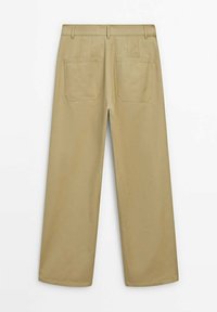 Beżowe spodnie o prostym kroju, z dwoma tylnymi kieszeniami i widocznymi detalami szwów. Gładki, lekki materiał.