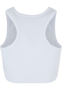 Lyseblå ribbet crop top med brede armhull og rund hals. Materialet ser mykt ut med en tettsittende silhuett. Ingen merkbare mønstre.