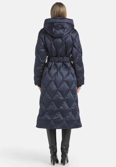Palton lung matlasat de culoare bleumarin, cu glugă, talie strânsă și buzunare laterale. Prezintă o textură netedă și lucioasă, cu un model în diamant pe întreaga suprafață.