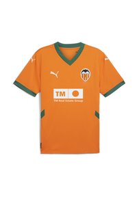Oranžový futbalový dres s zelenými akcentmi, s výstrihom do V, krátkymi rukávmi, s logom a grafikou sponzora na strede.