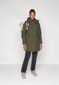Patagonia DOWNDRIFT PARKA - Páperový kabát - pine needle green